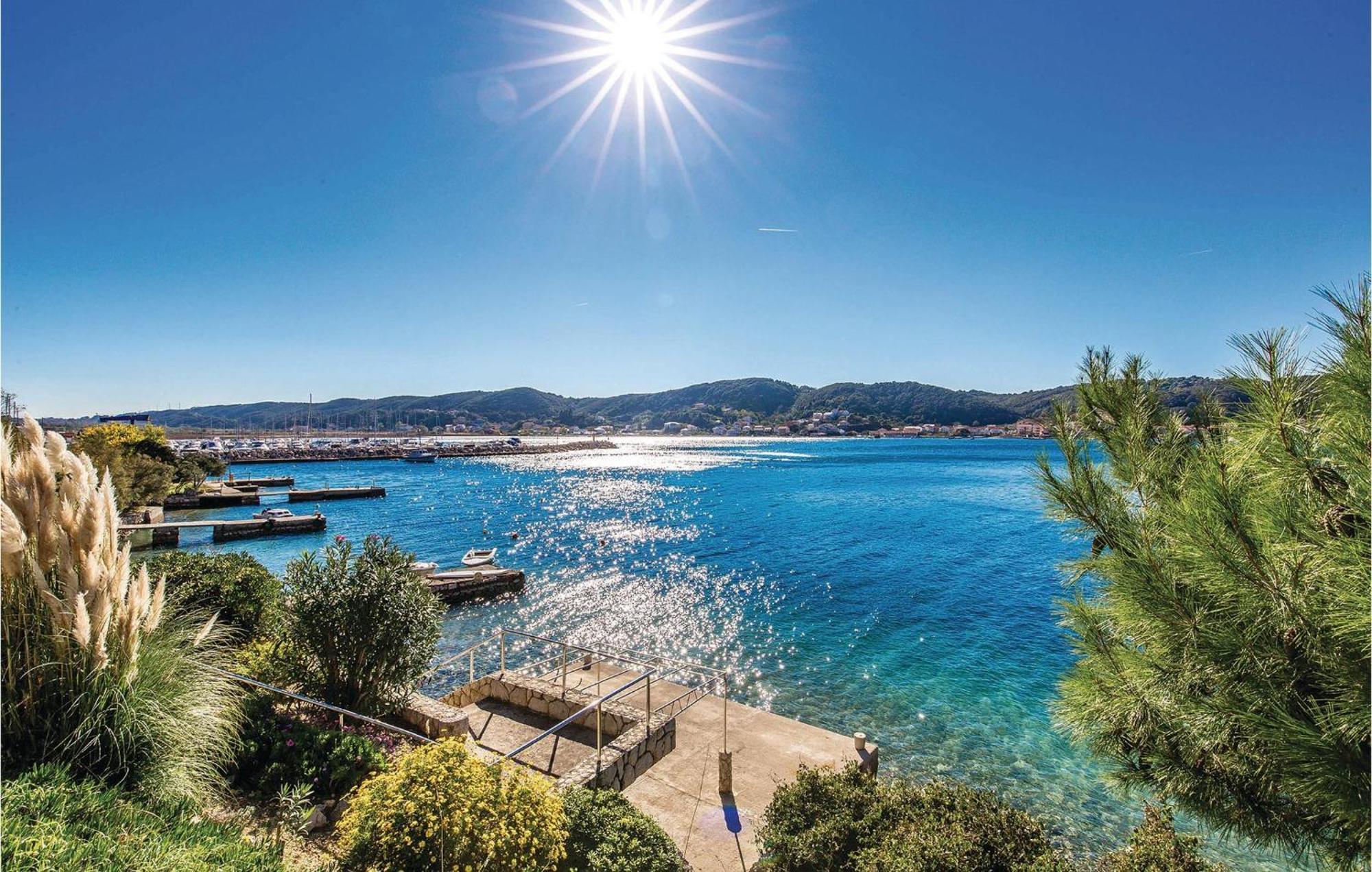 1 Bedroom Awesome Apartment In Supetarska Draga Exterior foto