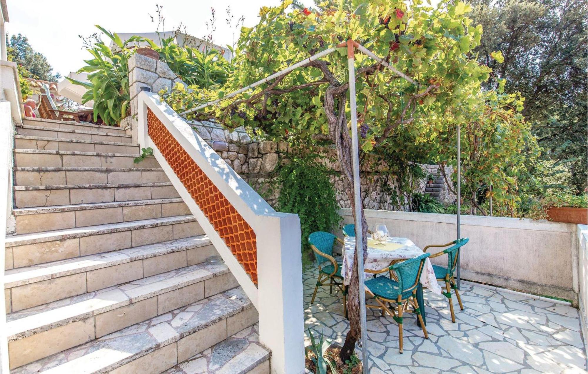 1 Bedroom Awesome Apartment In Supetarska Draga Exterior foto